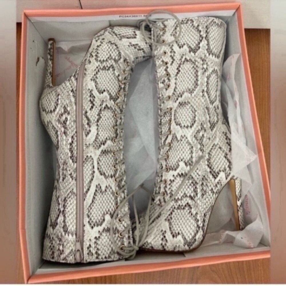 Beautiful Snake Pointy Toe Boots Size 6 - Picture 2 of 12